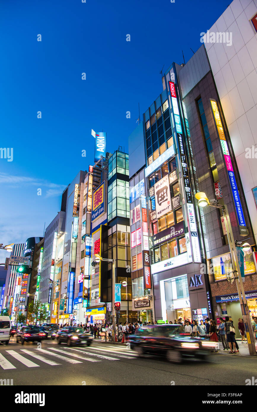 Insegne al neon a Shinjukudori street,Shinjuku-Ku,Tokyo Giappone Foto Stock