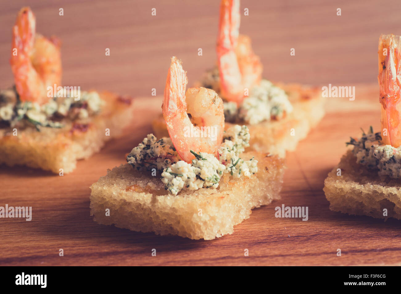 Gustoso antipasto di gamberetti, tapas su toast fritti Foto Stock