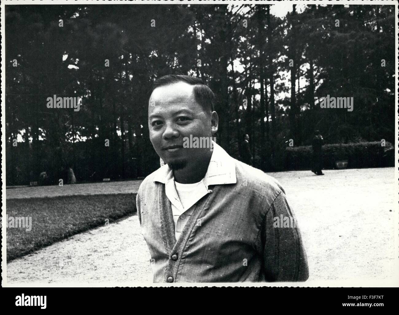 1945 - Premier-General Nguyan Khanh del Vietnam rilassante in maglione grigio e abbigliamento sportivo nella sua casa di villeggiatura di montagna città di Dalat, a nord di Saigon. © Keystone Pictures USA/ZUMAPRESS.com/Alamy Live News Foto Stock