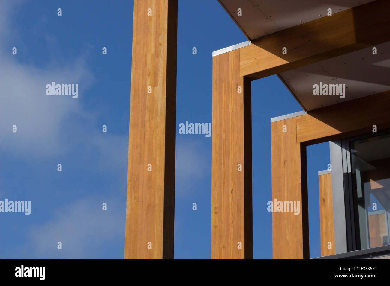 Square abstract architettura in legno pattern con travi e pannelli di acciaio su un cielo blu sullo sfondo Foto Stock