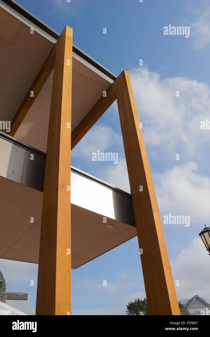 Abstract rettangolare architettura in legno con travi in legno e pannelli di acciaio su un cielo blu sullo sfondo Foto Stock
