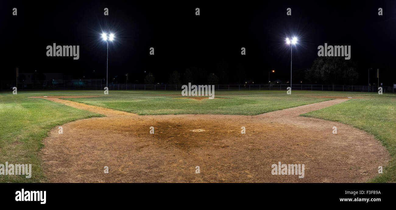 Panorama notte foto di un vuoto il campo da baseball di notte guardando  fuori da dietro la piastra home verso le basi e fuori campo lato Foto stock  - Alamy