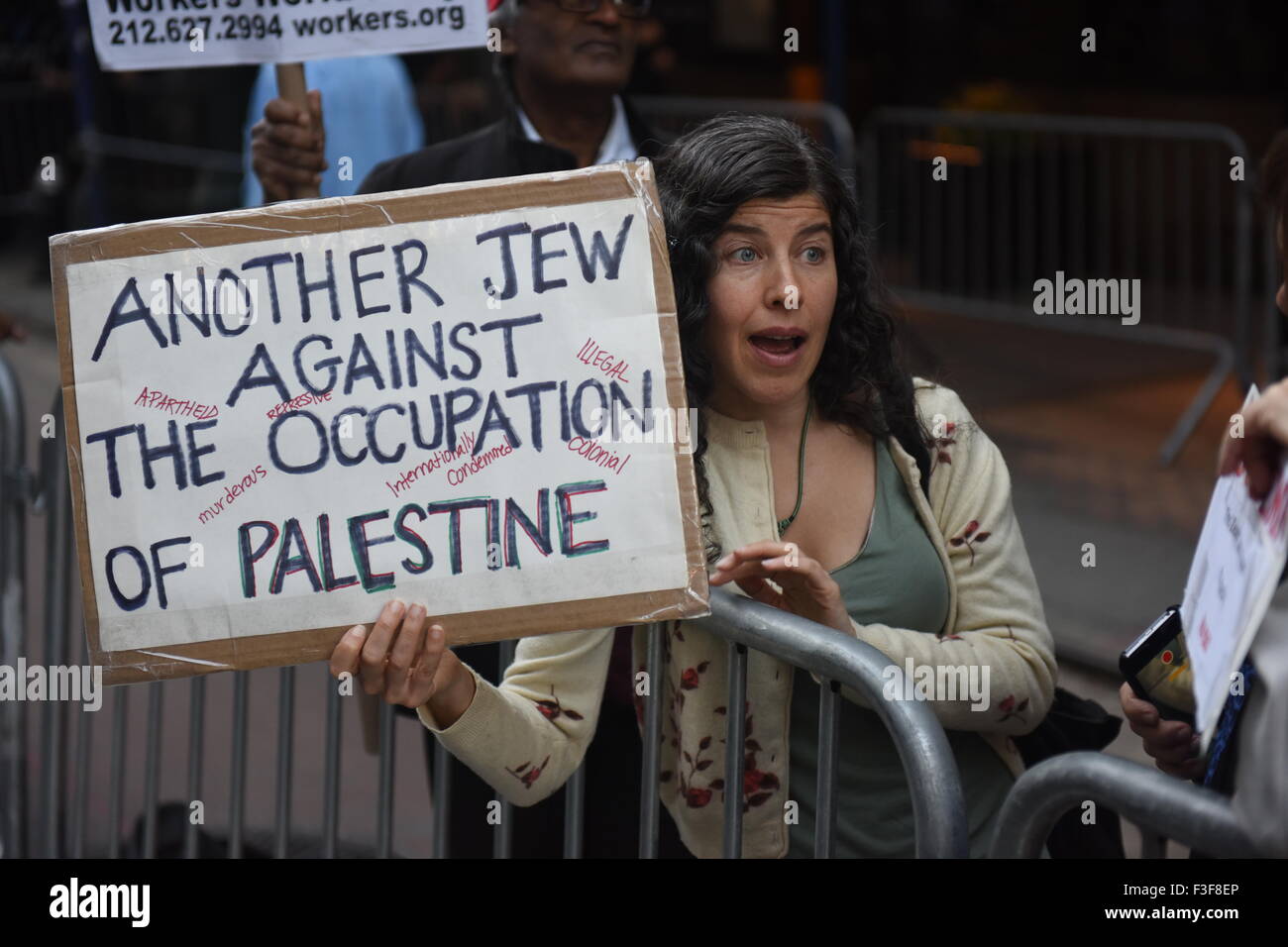 La città di New York, Stati Uniti. 06 ott 2015. Donna con mano-letterati firmare gli ebrei contro l'occupazione della Palestina. Al Awda, NYC gli studenti per la giustizia in Palestina e in altre organizzazioni di attivisti in scena un 'Day di Rage' rally di fronte al consolato israeliano per protestare contro la violenza contro i palestinesi in Israele e la Cisgiordania Credito: Andy Katz/Pacific Press/Alamy Live News Foto Stock