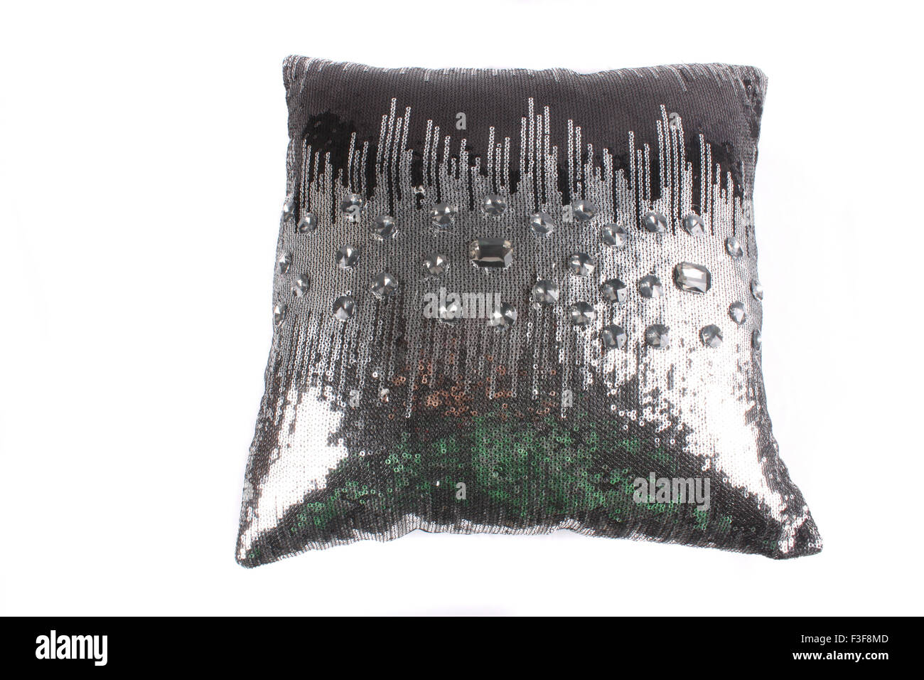Un cuscino di lusso con un design di teletta di paillettes e perline di vetro, su bianco di sfondo per studio Foto Stock
