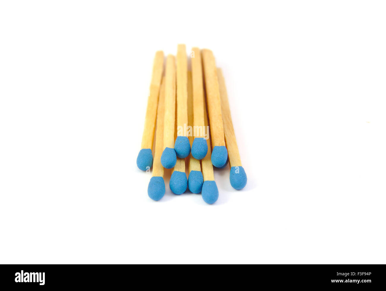 Mazzetto corrispondenze con punte blu isolato su sfondo bianco Foto Stock