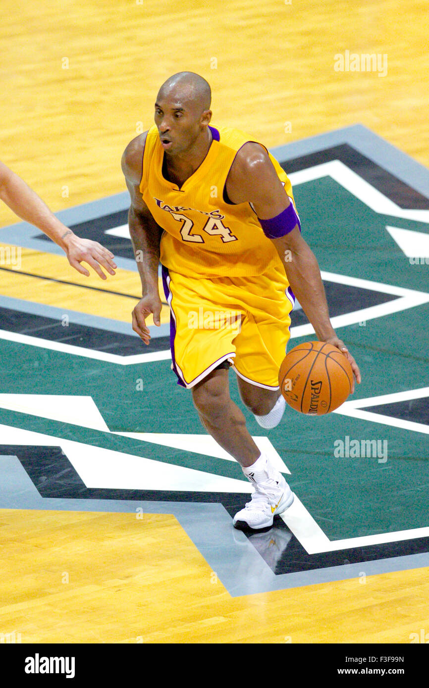 4 Ottobre 2015 - Los Angeles Lakers guard Kobe Bryant #24 dribbling la sfera durante la pre-stagione azione tra i Los Angeles Lakers e Utah Jazz a Stan sceriffo a Honolulu, HI. - Glenn Yoza/Cal Sport Media Foto Stock