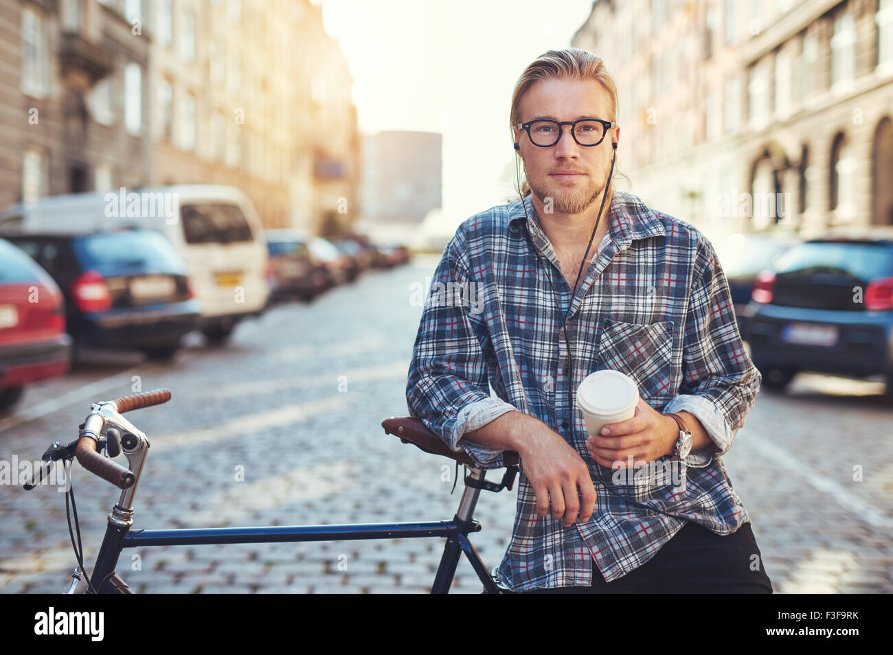 Raffreddare un uomo guarda la fotocamera. Lo stile di vita della città per godersi la vita in città Foto Stock