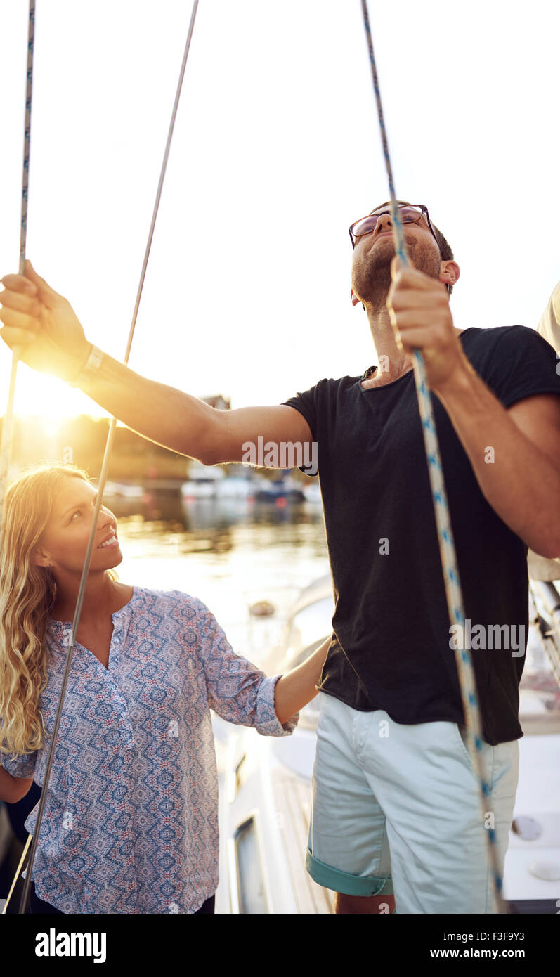 Controllo dell'uomo barca mentre la donna che guarda, caldo giorno d'estate Foto Stock