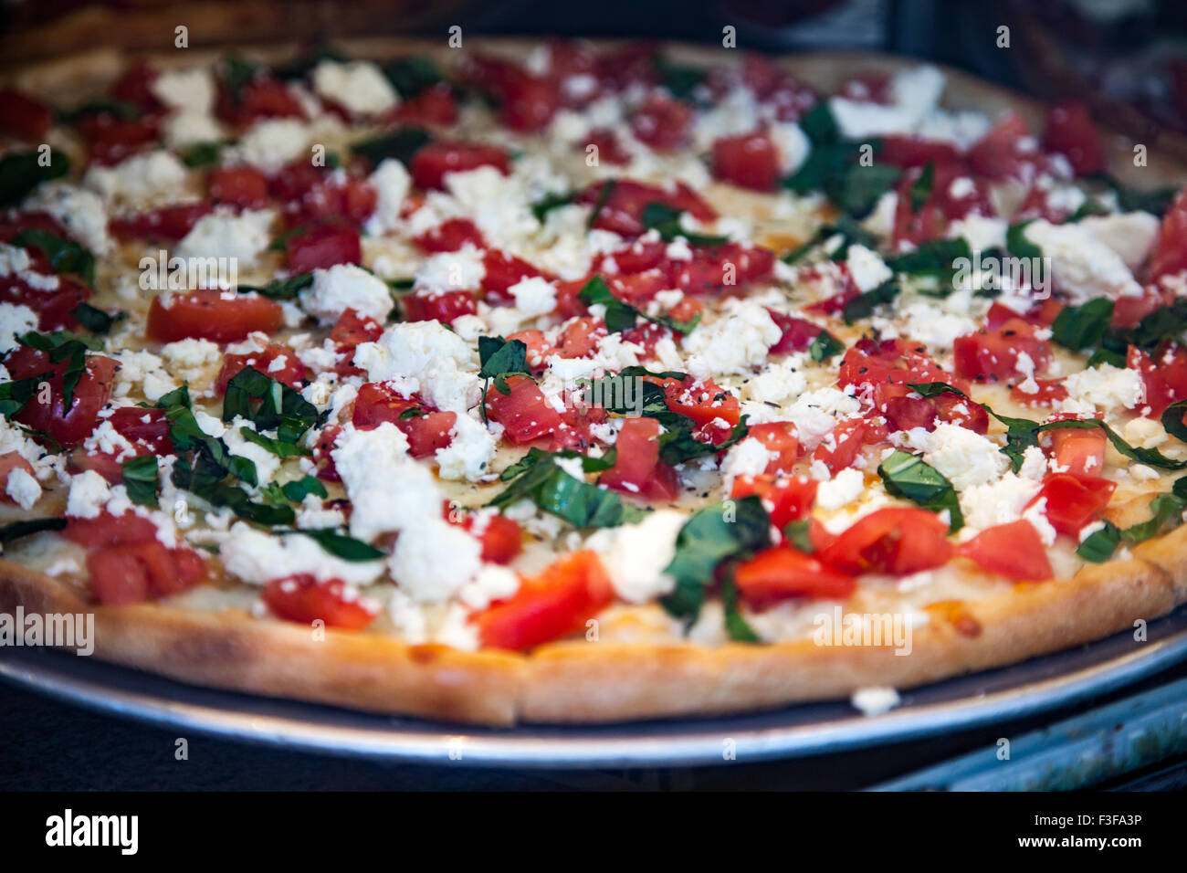 Freschi e deliziosi fatti pizza italiana Foto Stock