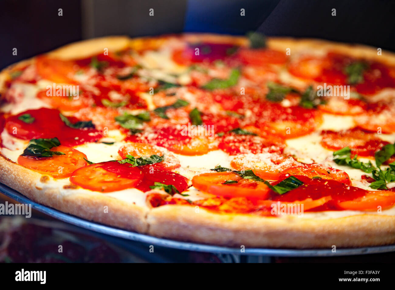 Freschi e deliziosi fatti pizza italiana Foto Stock