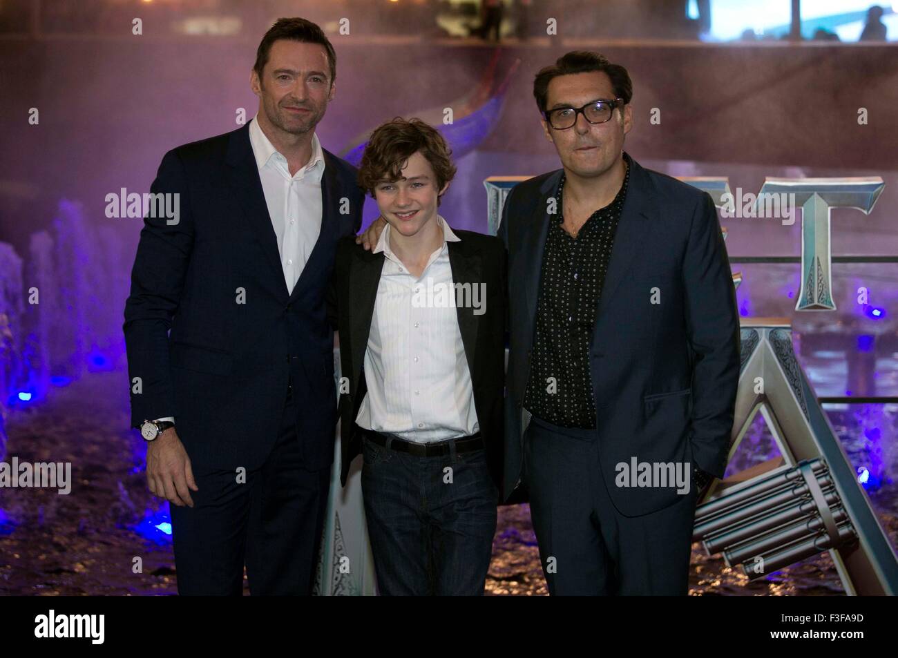 Città del Messico. 6 Ottobre, 2015. Attori Hugh Jackman (L) e Levi Miller (C), e regista Joe Wright (R) pongono durante il tappeto rosso del film 'Panoramica', a Città del Messico, capitale del Messico il 6 ottobre 2015. Credito: Alejandro Ayala/Xinhua/Alamy Live News Foto Stock