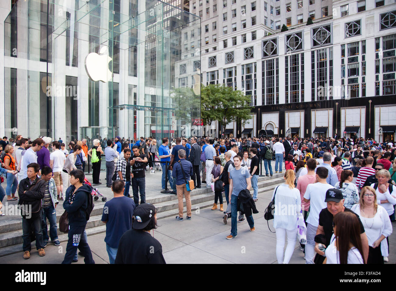 Persone in attesa per l'iPhone 6 nella parte anteriore del negozio Apple Store sulla Fifth Avenue di New York Foto Stock