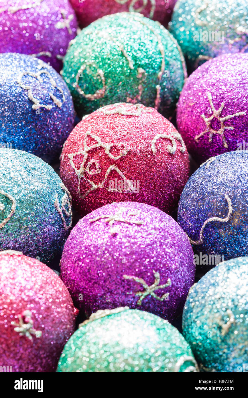 Addobbi natale con colorati glitter e semplici illustrazioni di festa. DOF poco profonda per utilizzare come sfondo. Luce naturale utilizzata. Foto Stock