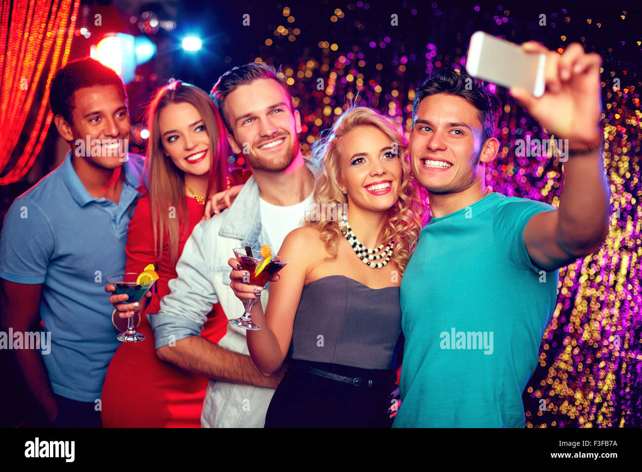 Amici di glamour con cocktail rendendo selfie a parte Foto Stock
