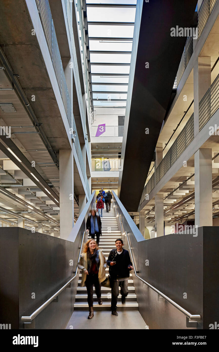 Scala centrale visto dal piano terra. Greenwich School of Architecture, Londra, Regno Unito. Architetto: Heneghan Peng un Foto Stock