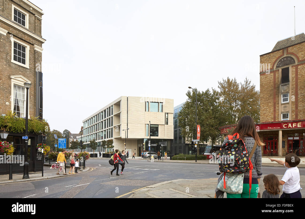 Vista in lontananza edificio nel contesto urbano. Greenwich School of Architecture, Londra, Regno Unito. Architetto: Heneghan Peng Ar Foto Stock