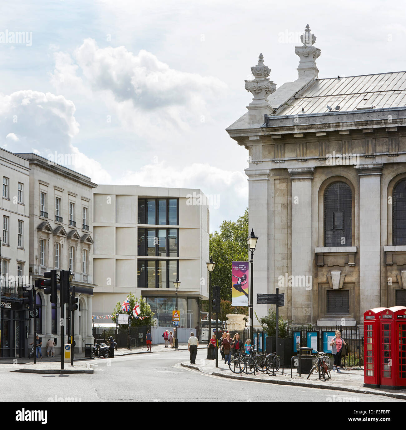 Vista parziale dell'edificio nel contesto urbano. Greenwich School of Architecture, Londra, Regno Unito. Architetto: Heneghan Peng Ar Foto Stock