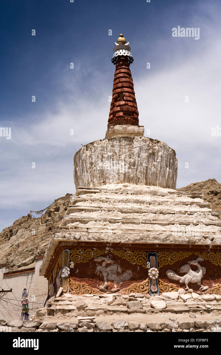 India, Jammu e Kashmir, Ladakh Leh, stupa orientale porta alla città vecchia, tradizionale imbiancato chorten detal Foto Stock