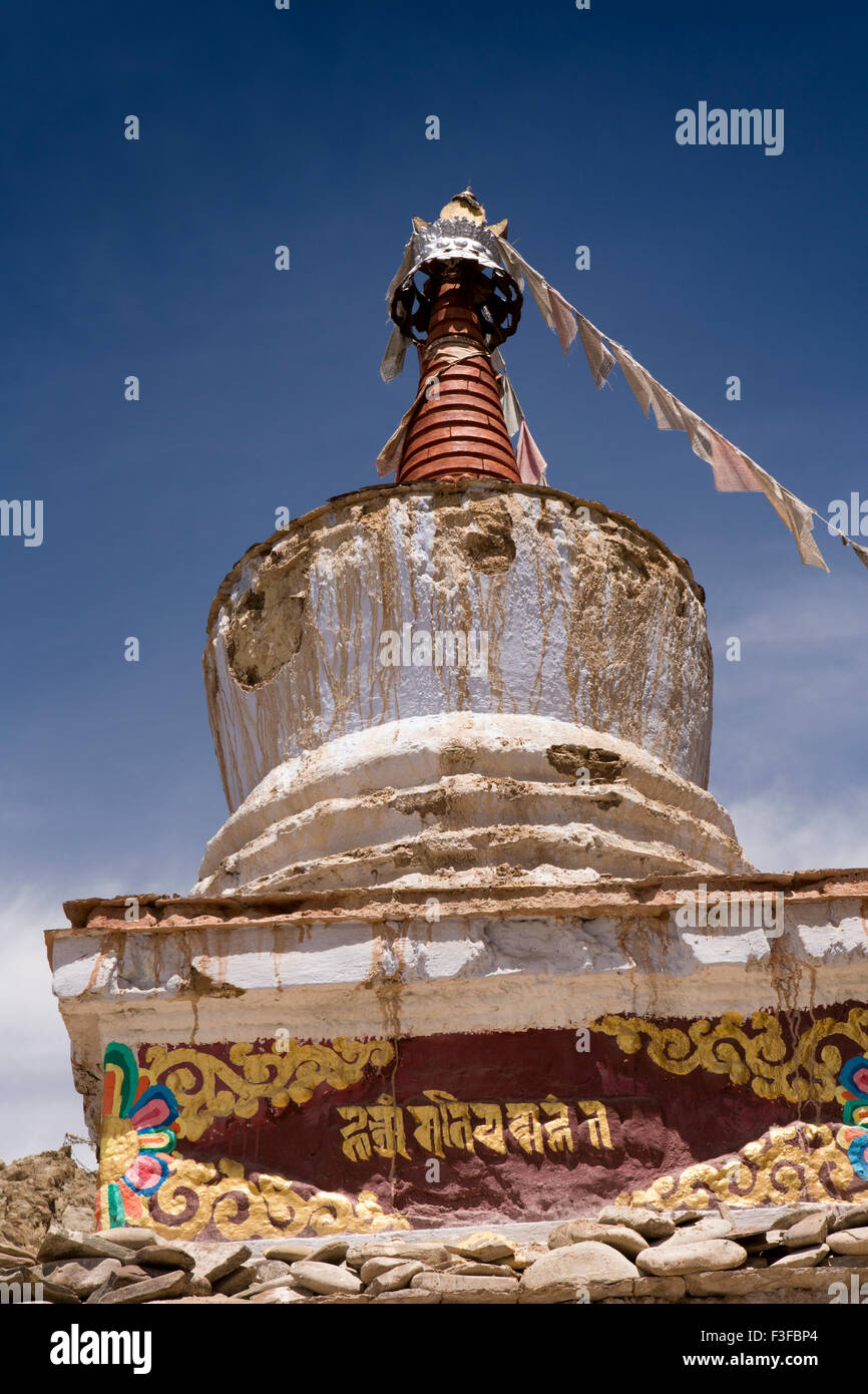 India, Jammu e Kashmir, Ladakh Leh, stupa orientale porta alla città vecchia, tradizionale chorten con script tibetano Foto Stock