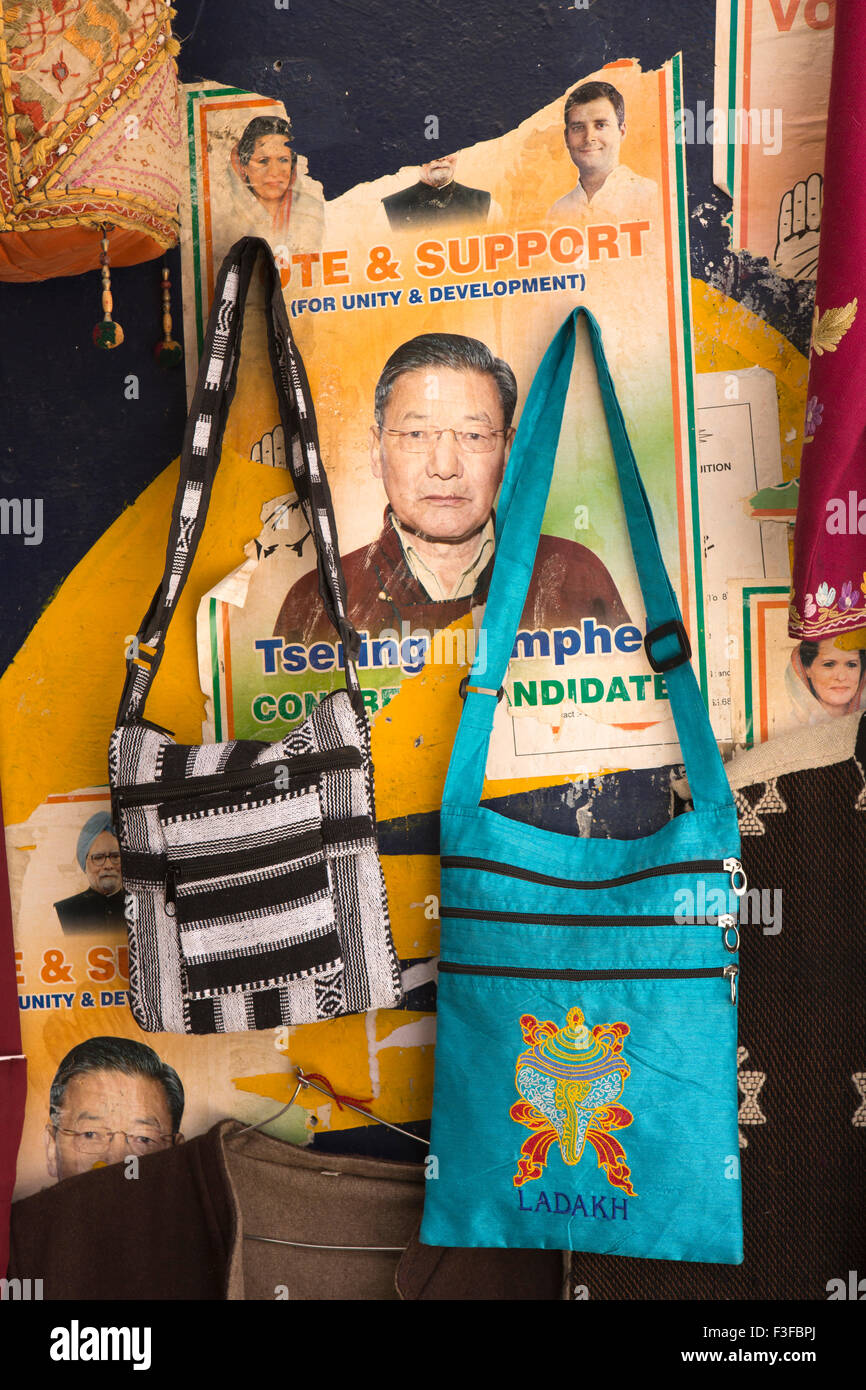 India, Jammu e Kashmir, Ladakh Leh, realizzato localmente borse a tracolla per la vendita Foto Stock