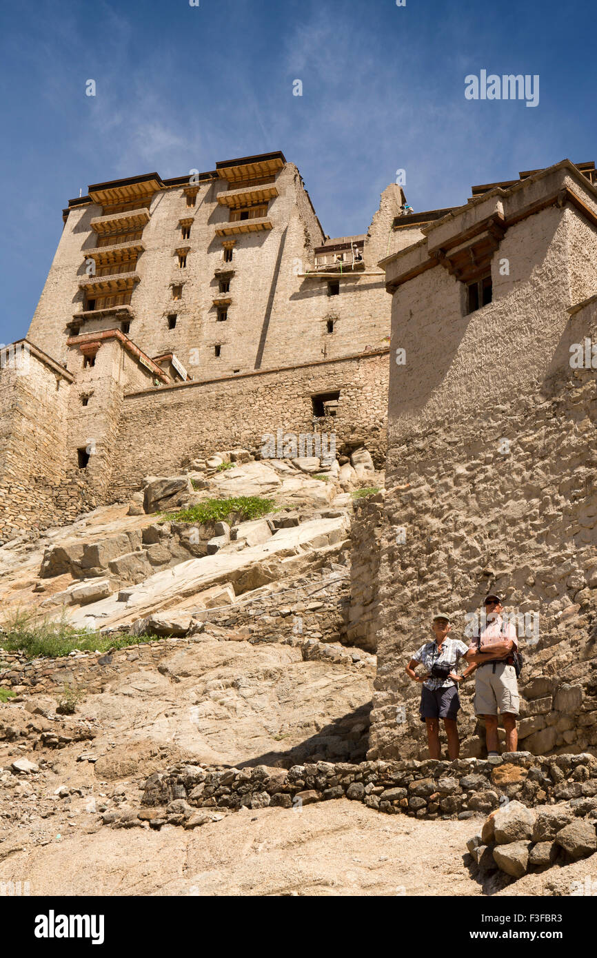 India, Jammu e Kashmir, Ladakh Leh, turisti in appoggio, mentre camminare su per la collina ripida al Palace passato Munshi House Foto Stock