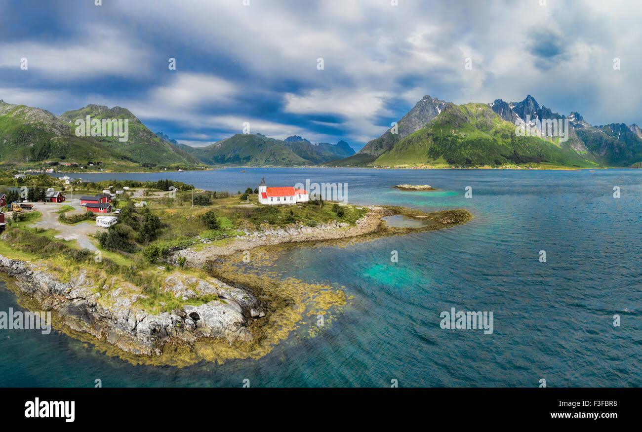 Panoramica aerea di Sildpollnes Chiesa sulle isole Lofoten in Norvegia Foto Stock