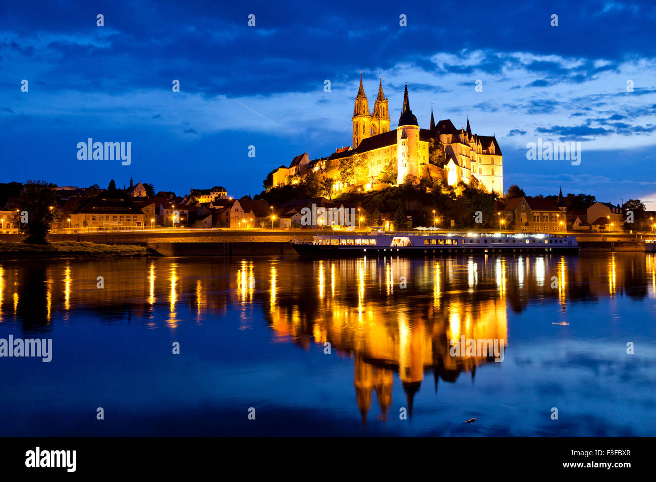 Il castello di Albrechtsburg dal fiume Elba di notte, Meißen, Bassa Sassonia, Germania Foto Stock