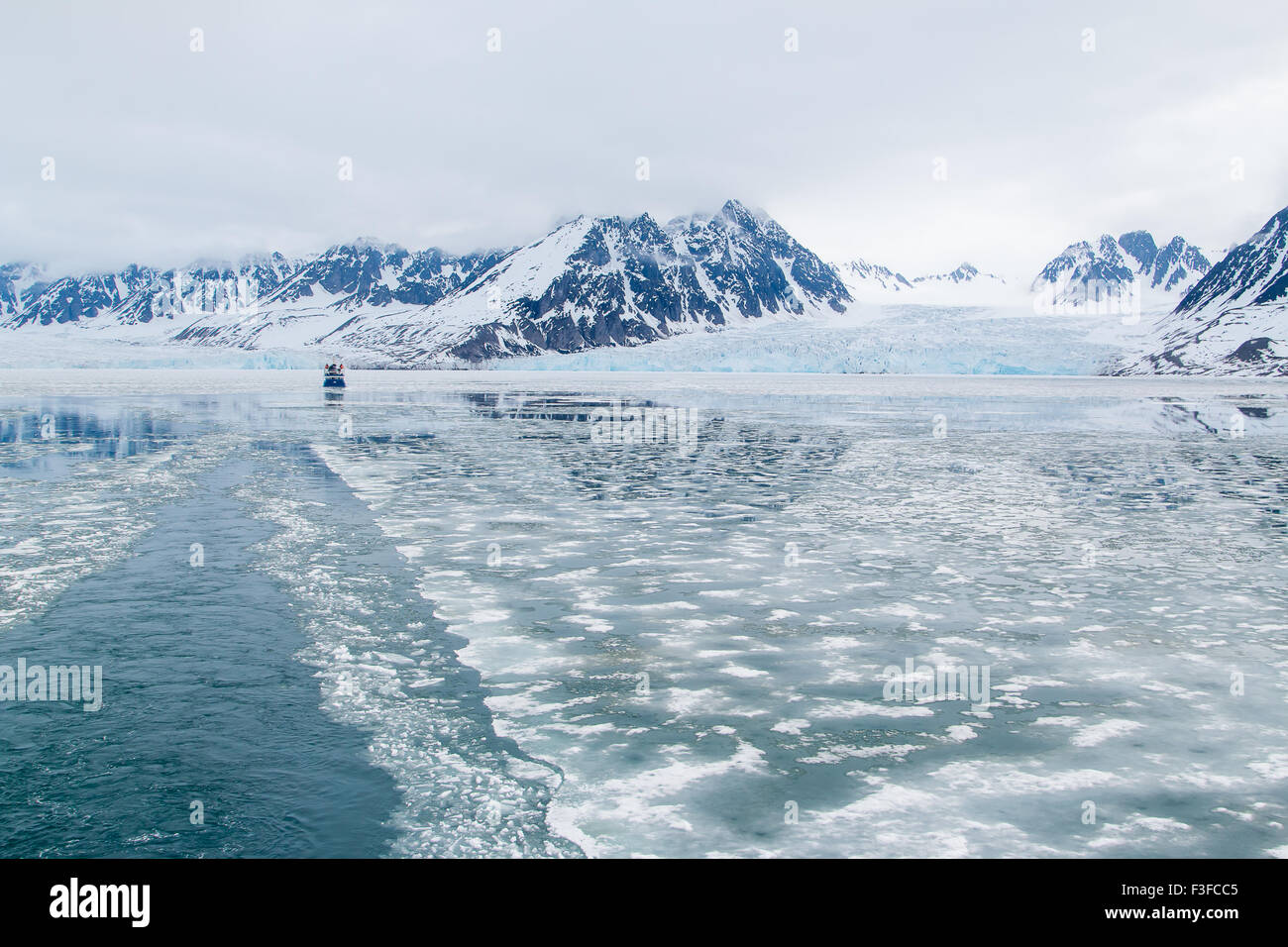 Barca a fronte del ghiacciaio Monacobreen, Liefdefjorden, Spitsbergen, Norvegia Foto Stock