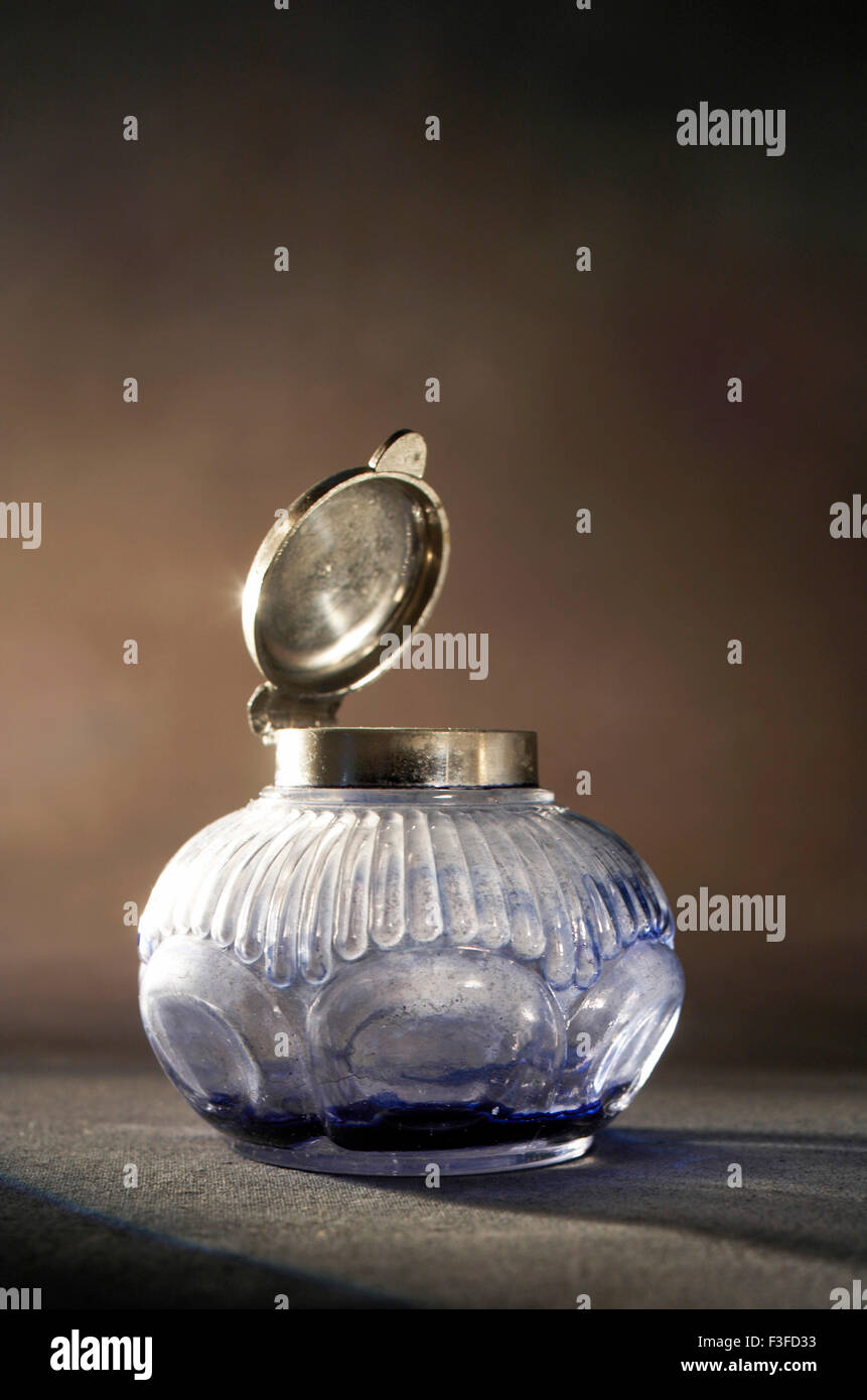 Arte Classica di opere in vetro bottiglia con sfondo astratto Foto Stock