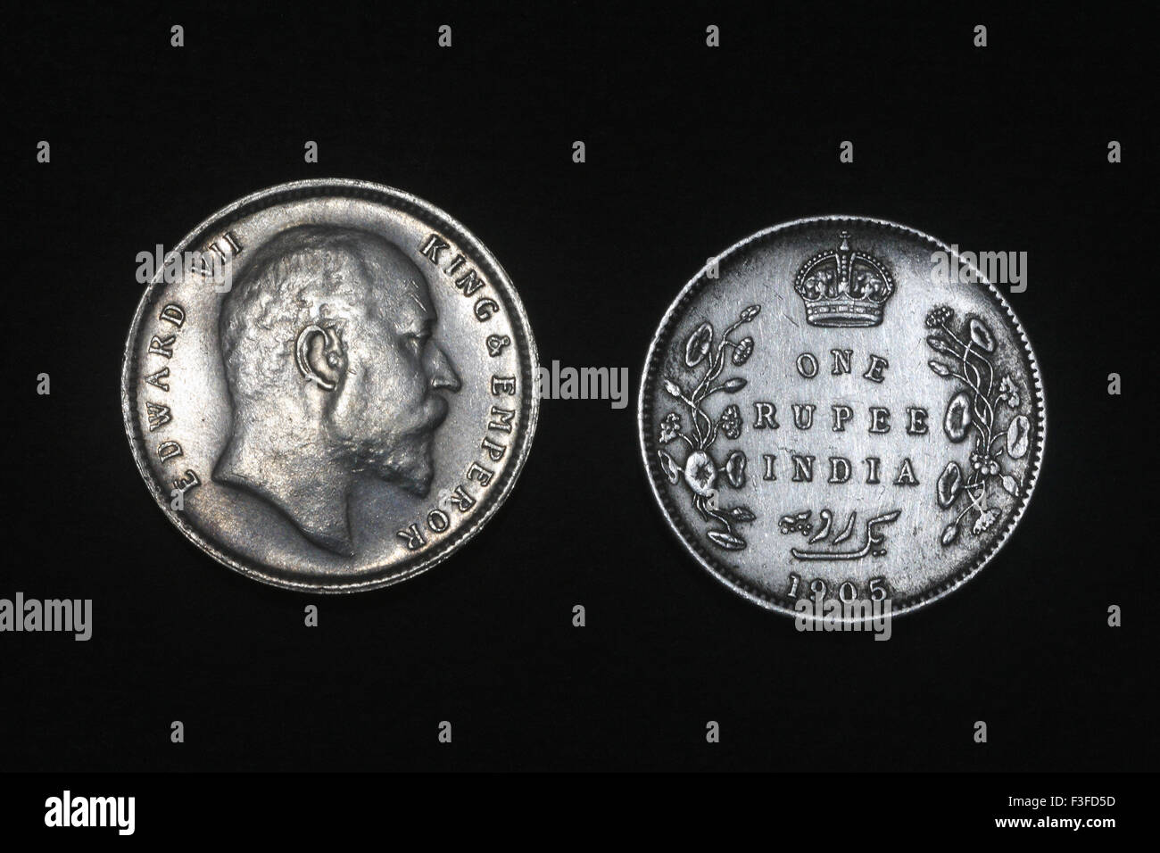 Monetazione ; India britannica monetazione ; Edward VII re e imperatore con uno rupee coin nel 1905 sulla moneta Foto Stock