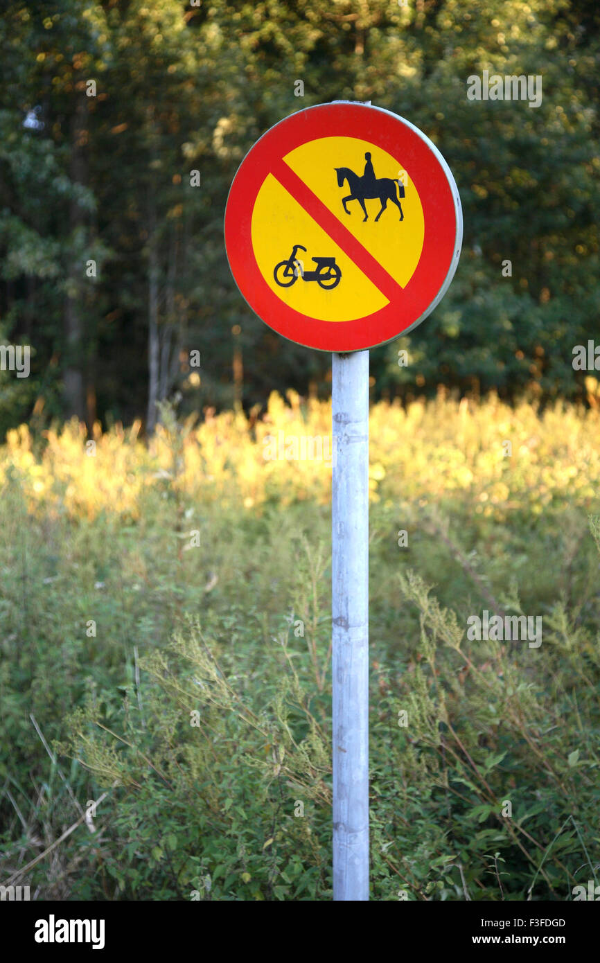 Rosso Giallo e nero segno colorato per nessuna voce per motocicletta o equitazione ; Skepplanda ; Svezia Foto Stock