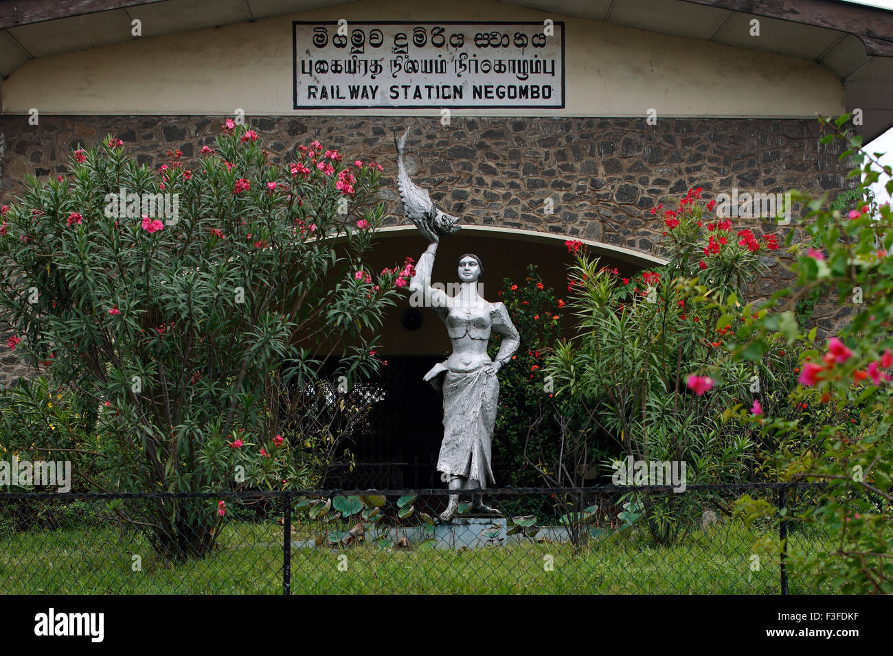 Stazione ferroviaria scultura giardino, Negombo, Colombo, Ceylon, Sri Lanka, Repubblica democratica socialista dello Sri Lanka, Asia Foto Stock
