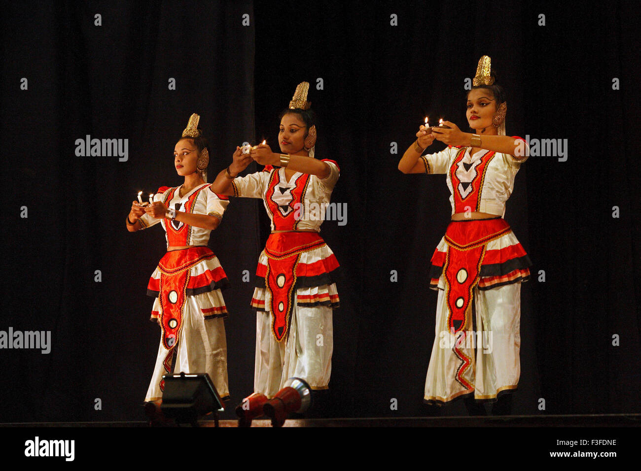 Pooja dance ; una danza in omaggio della divinità custode e al guru gli insegnanti di danza Foto Stock