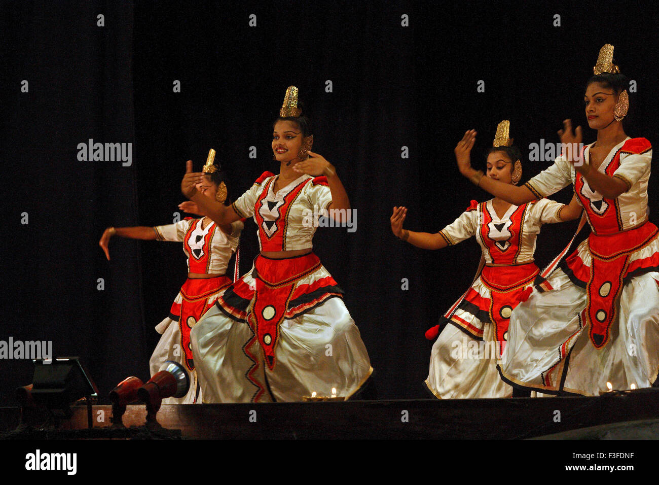 Pooja dance ; una danza in omaggio della divinità custode e al guru gli insegnanti di danza Foto Stock