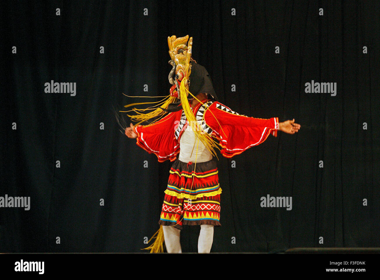 Mask Dance ; paese basso mask dance mostra di uccisione di uccelli garuda cobra eseguita guidare un modo spiriti malvagi treatmen psichiatrico Foto Stock