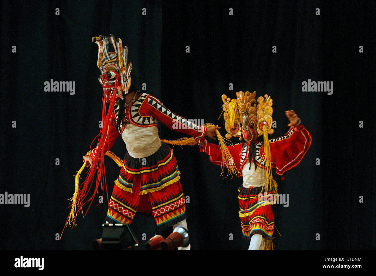 Mask Dance bassa del paese mask dance mostra di uccisione di uccelli garuda cobra eseguita guidare gli spiriti malvagi metodo di trattamento psichiatrico Foto Stock Mask Dance bassa del paese mask dance mostra di uccisione di uccelli garuda cobra eseguita guidare gli spiriti malvagi metodo di trattamento psichiatrico Foto Stock
