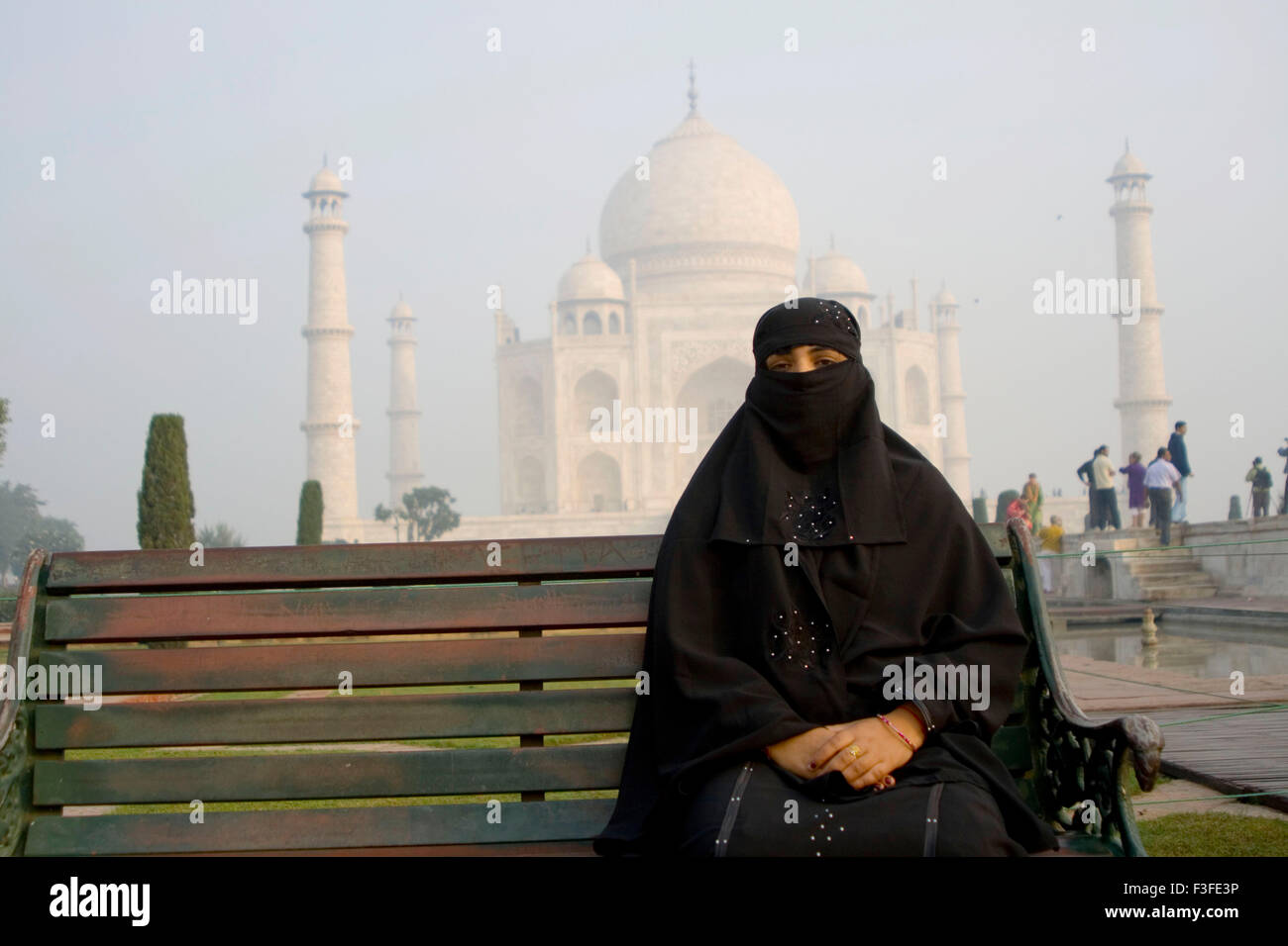 Donna musulmana in parte anteriore del monumento mogul Taj Mahal sette meraviglie del mondo costruita dall'imperatore Shah Jahan ; Agra Foto Stock