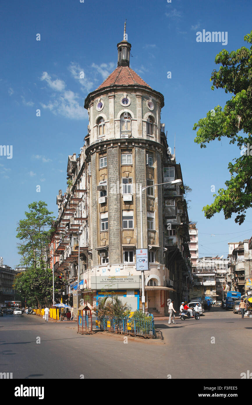 Edifici tra due strade ; Bombay ora Mumbai ; Maharashtra ; India Foto Stock