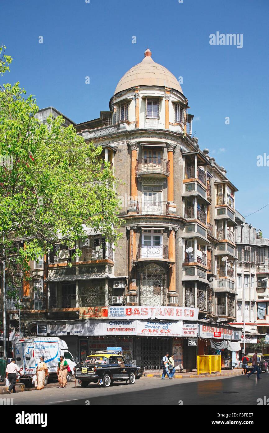 Edifici tra due strade ; Bombay ora Mumbai ; Maharashtra ; India Foto Stock