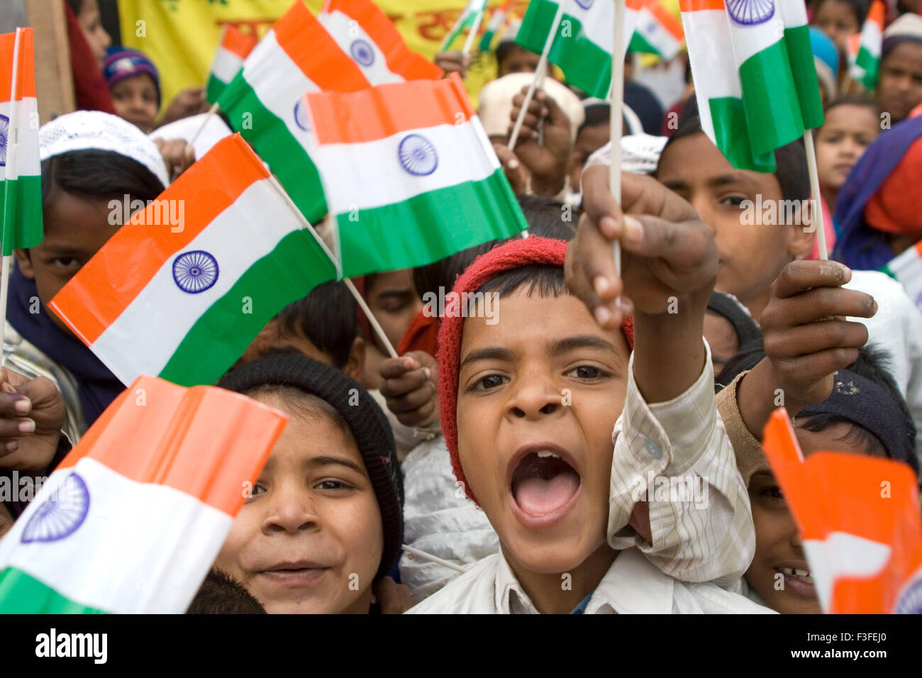 Bambini musulmani con bandiera indiana sul giorno della repubblica il 26 gennaio a Varanasi ; Uttar Pradesh ; India Foto Stock