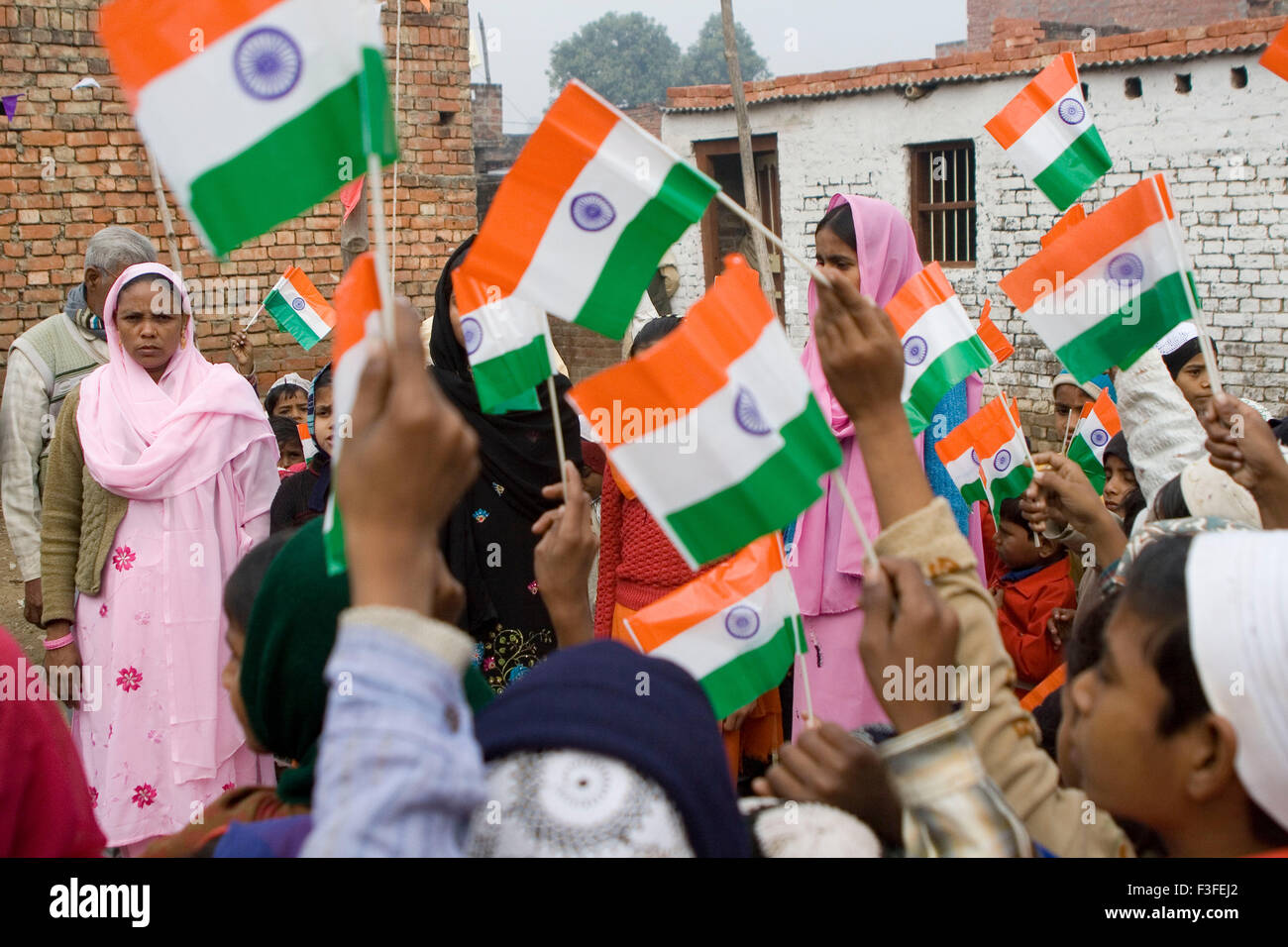 Bambini musulmani con bandiera indiana sul giorno della repubblica il 26 gennaio a Varanasi ; Uttar Pradesh ; India Foto Stock