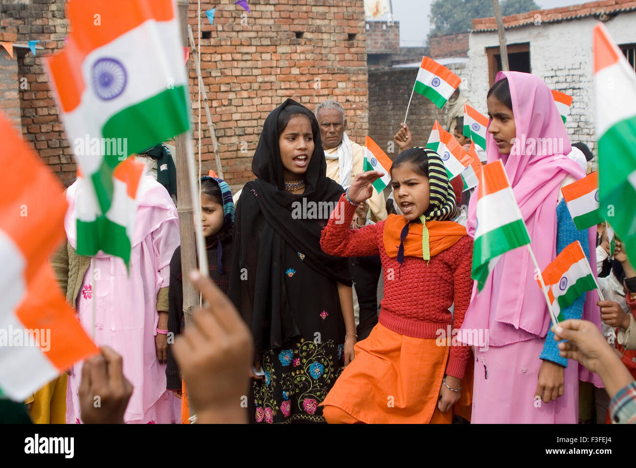 Bambini musulmani con bandiera indiana sul giorno della repubblica il 26 gennaio a Varanasi ; Uttar Pradesh ; India Foto Stock