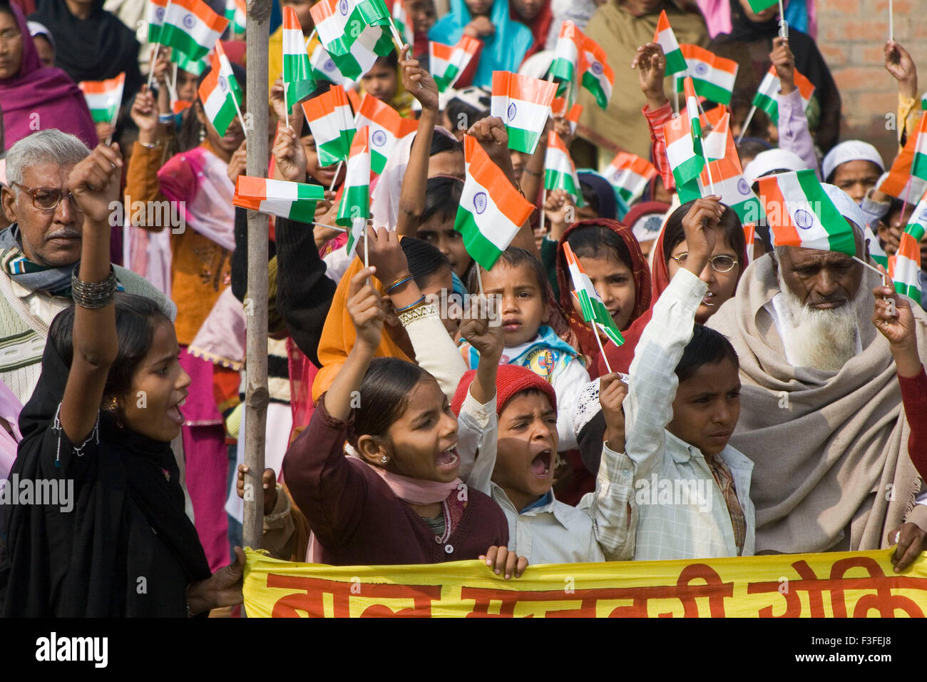 Musulmani sfilata di bambini contro il lavoro minorile con bandiera indiana sul giorno della repubblica il 26 gennaio a Varanasi Foto Stock