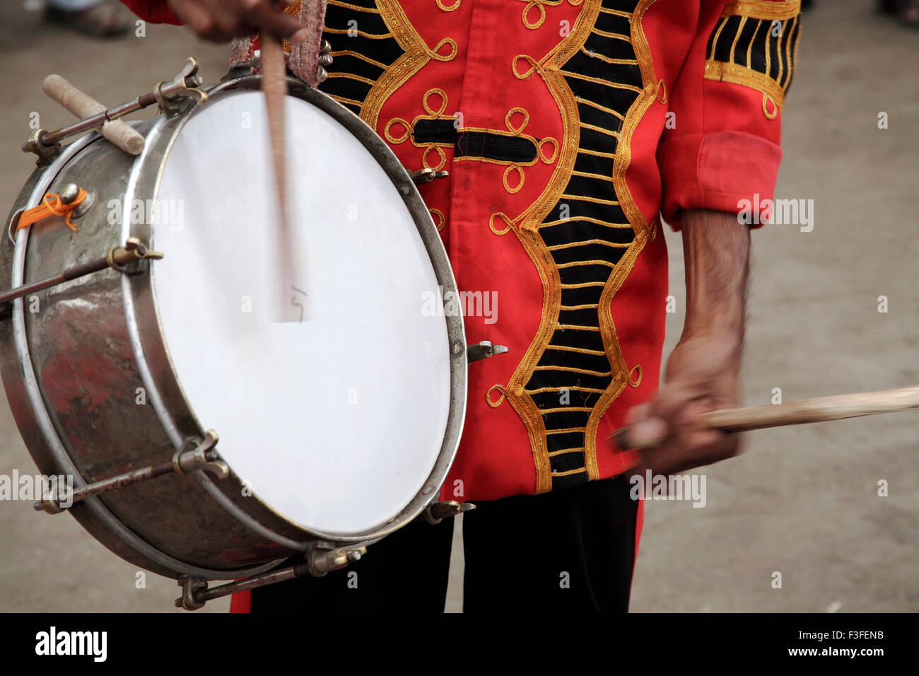 Strumento musicale tamburo ; artista suonare il tamburo in una band durante la processione religiosa Foto Stock