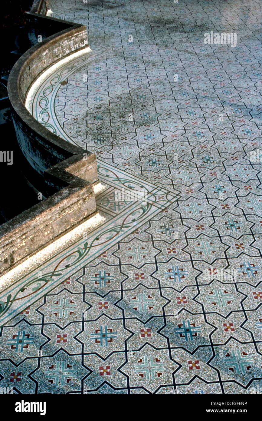 Pavimento in tegole a mosaico, casa vecchia, Rajpipla, distretto di Narmada, Gujarat, India, Asia Foto Stock