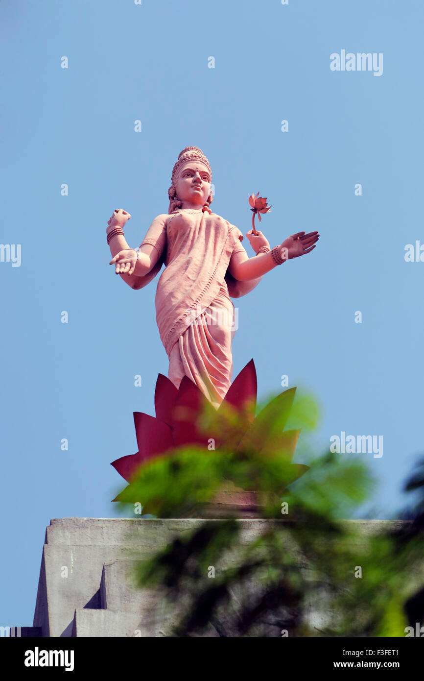 Statua di Lakshmi in piedi in fiore di loto sulla cima dell'edificio, India, Asia Foto Stock