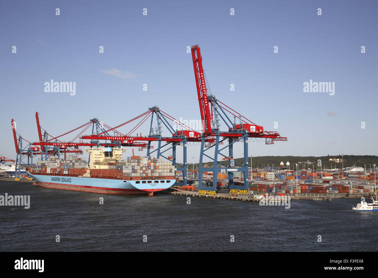 Contenitore cantiere ; nave piena di contenitori con carico gru di scarico ; Göteborg ; Svezia nessuna proprietà release disponibile Foto Stock