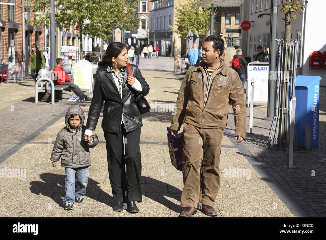 Un genitore con quattro anni vecchio figlio camminando sulle strade di Frederikshavn ; Danimarca ; Scandinavia signor#468 Foto Stock