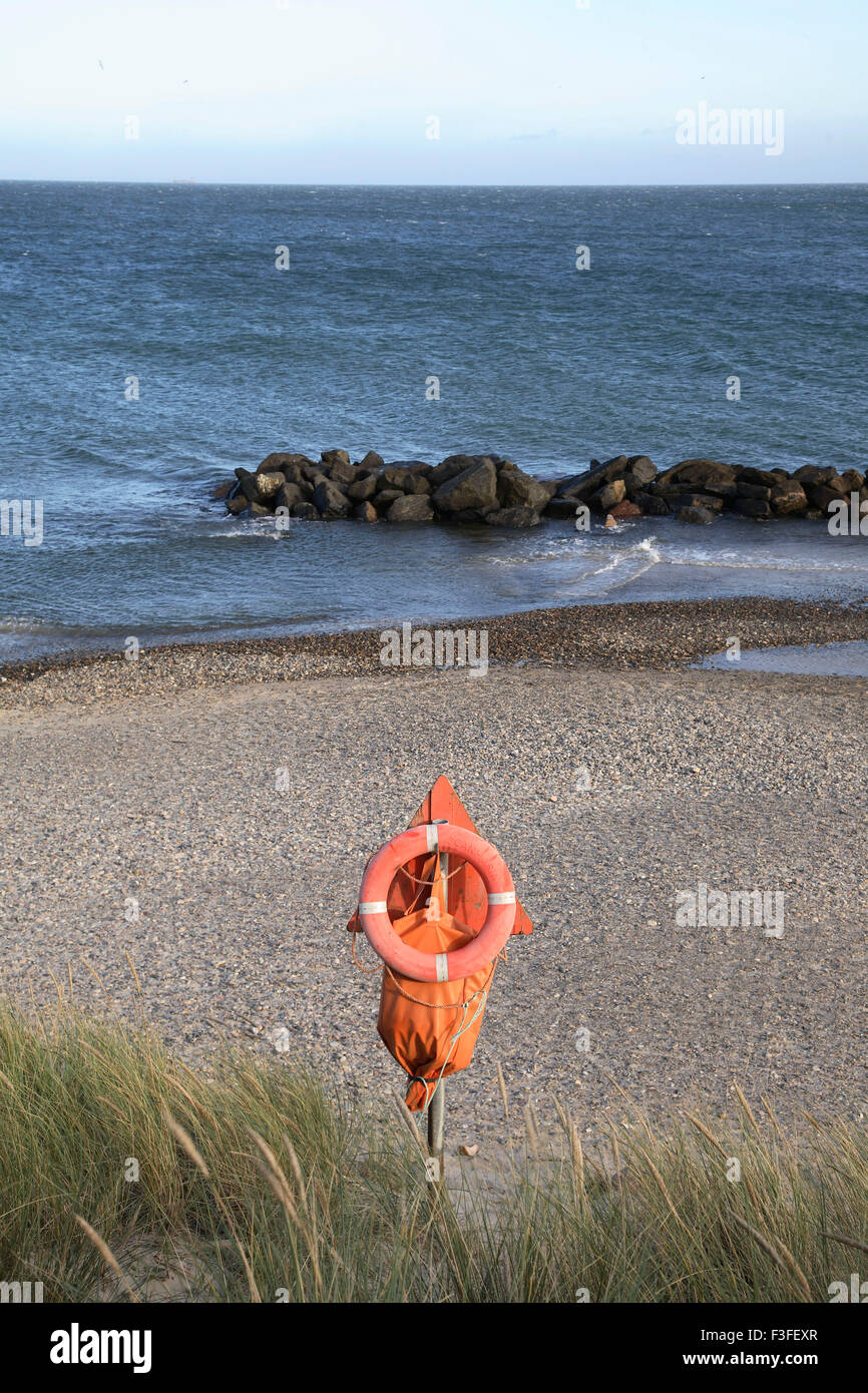 Life Guard tubo camicia e altri gadget on shore ; Danimarca; Scandinavia Foto Stock