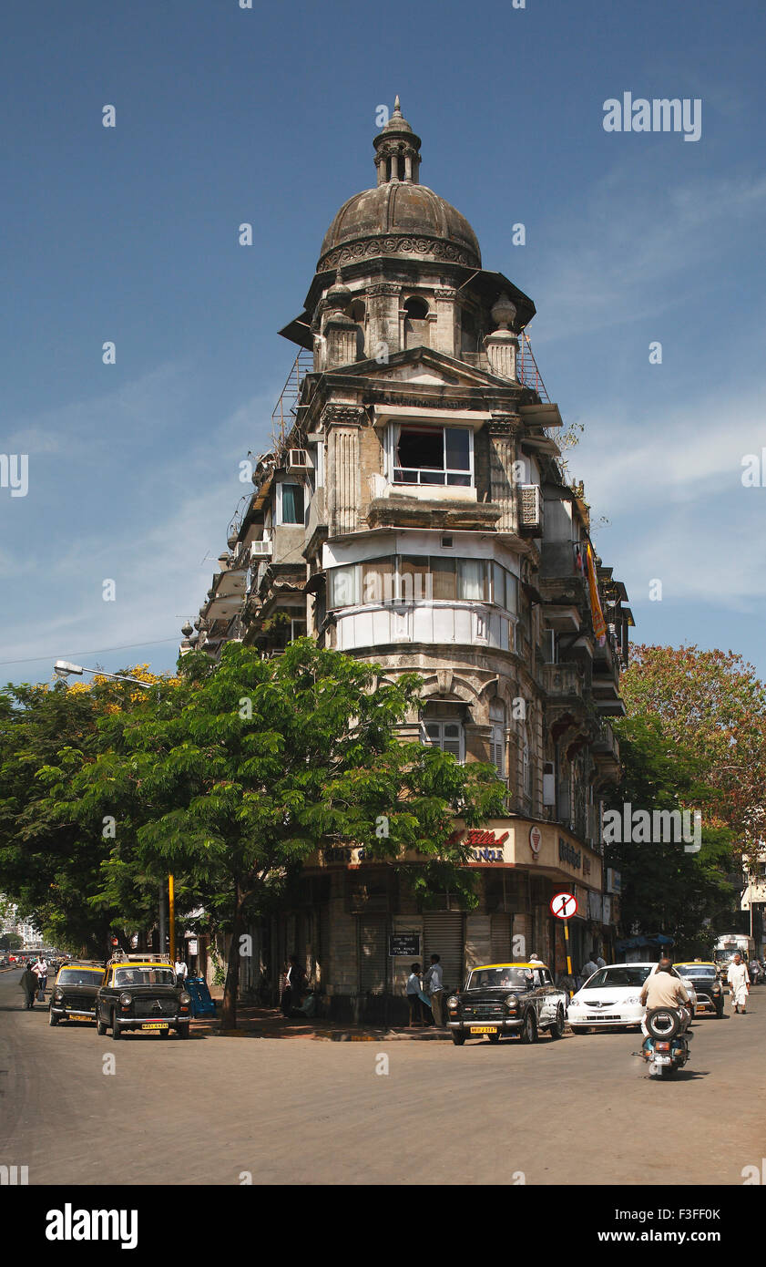 Edifici tra due strade ; Bombay ora Mumbai ; Maharashtra ; India Foto Stock